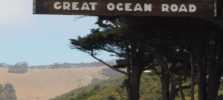 What town is in the middle of the Great Ocean Road?
